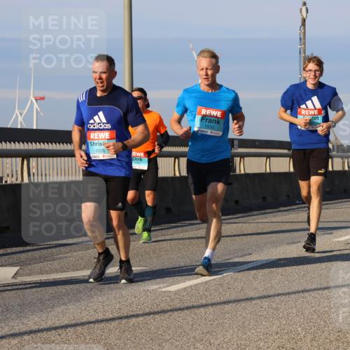 03.10.2025 - Köhlbrandbrückenlauf Strokosch-Dieckow http://msf.ph/oto/9106848 03.10.2025 09:36:05 Position 2 1028, 3266, 1030 meine-sportfotos.de