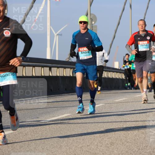 03.10.2025 - Köhlbrandbrückenlauf Strokosch-Dieckow http://msf.ph/oto/9107000 03.10.2025 09:36:22 Position 2 35, 1020, 1050, 3402, 10 meine-sportfotos.de