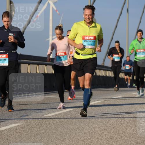 03.10.2025 - Köhlbrandbrückenlauf Strokosch-Dieckow http://msf.ph/oto/9107440 03.10.2025 09:37:09 Position 2 3136, 1251, 1083, 3181 meine-sportfotos.de