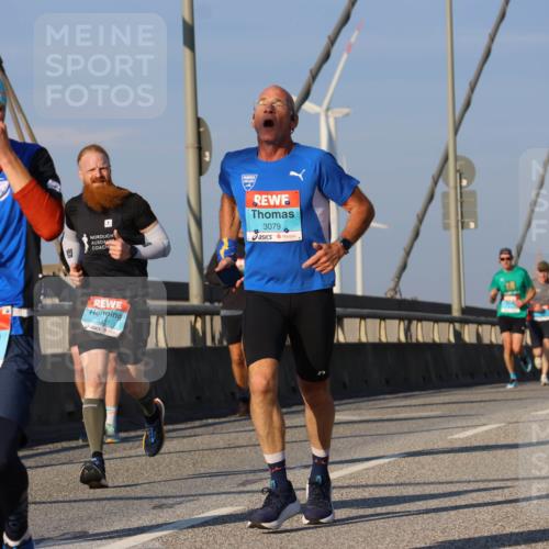 03.10.2025 - Köhlbrandbrückenlauf Strokosch-Dieckow http://msf.ph/oto/9107726 03.10.2025 09:37:34 Position 2 3, 3079, 2955 meine-sportfotos.de