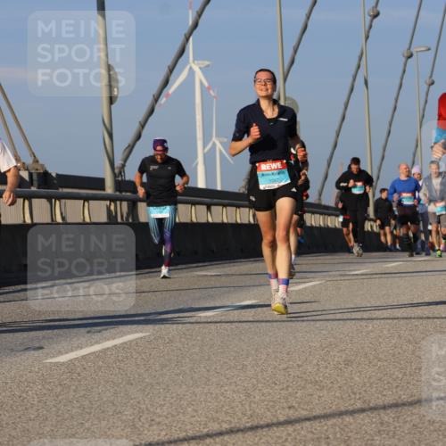03.10.2025 - Köhlbrandbrückenlauf Strokosch-Dieckow http://msf.ph/oto/9108243 03.10.2025 09:38:32 Position 2 1271, 1087, 3518 meine-sportfotos.de