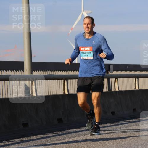 03.10.2025 - Köhlbrandbrückenlauf Strokosch-Dieckow http://msf.ph/oto/9109479 03.10.2025 09:40:42 Position 2 6, 210, 1058 meine-sportfotos.de