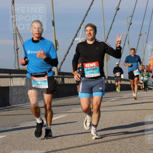 03.10.2025 - Köhlbrandbrückenlauf Strokosch-Dieckow http://msf.ph/oto/9109674 03.10.2025 09:40:56 Position 2 3301, 2989, 2985 meine-sportfotos.de
