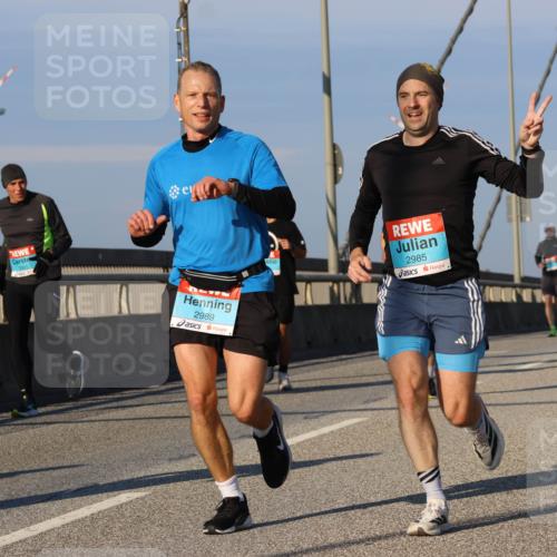 03.10.2025 - Köhlbrandbrückenlauf Strokosch-Dieckow http://msf.ph/oto/9109691 03.10.2025 09:40:56 Position 2 3301, 2989, 2985 meine-sportfotos.de