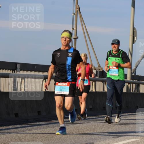 03.10.2025 - Köhlbrandbrückenlauf Strokosch-Dieckow http://msf.ph/oto/9109848 03.10.2025 09:41:15 Position 2 3832, 3731 meine-sportfotos.de