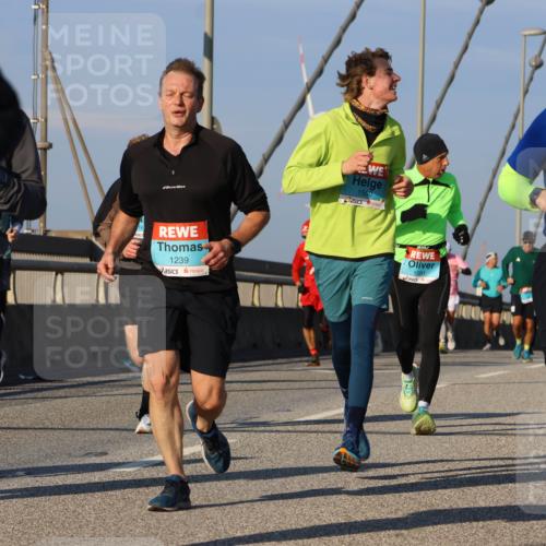 03.10.2025 - Köhlbrandbrückenlauf Strokosch-Dieckow http://msf.ph/oto/9110312 03.10.2025 09:42:03 Position 2 1308, 1239, 1560, 1091, 32 meine-sportfotos.de