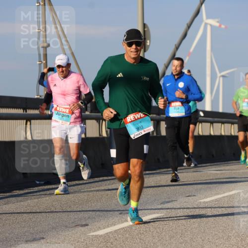 03.10.2025 - Köhlbrandbrückenlauf Strokosch-Dieckow http://msf.ph/oto/9110353 03.10.2025 09:42:11 Position 2 1321, 3812, 1370 meine-sportfotos.de