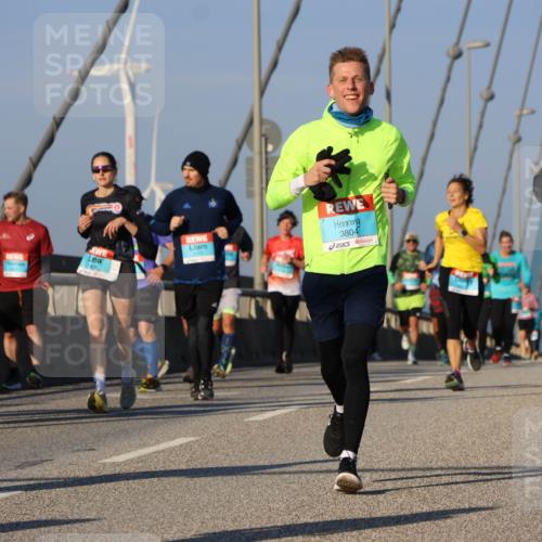 03.10.2025 - Köhlbrandbrückenlauf Strokosch-Dieckow http://msf.ph/oto/9110769 03.10.2025 09:42:58 Position 2 3804, 2767, 406 meine-sportfotos.de