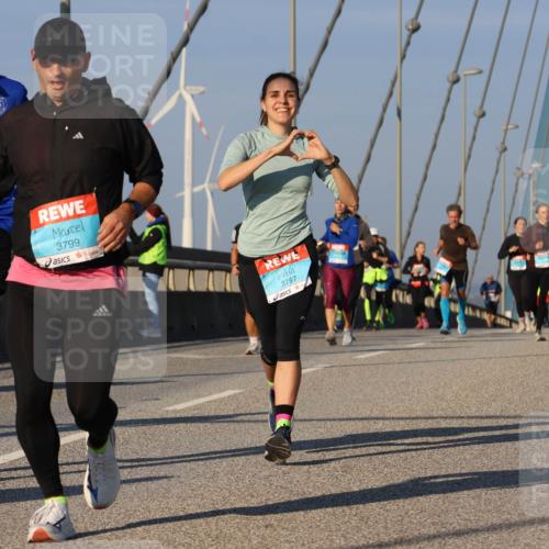 03.10.2025 - Köhlbrandbrückenlauf Strokosch-Dieckow http://msf.ph/oto/9111302 03.10.2025 09:43:55 Position 2 3799, 3797 meine-sportfotos.de