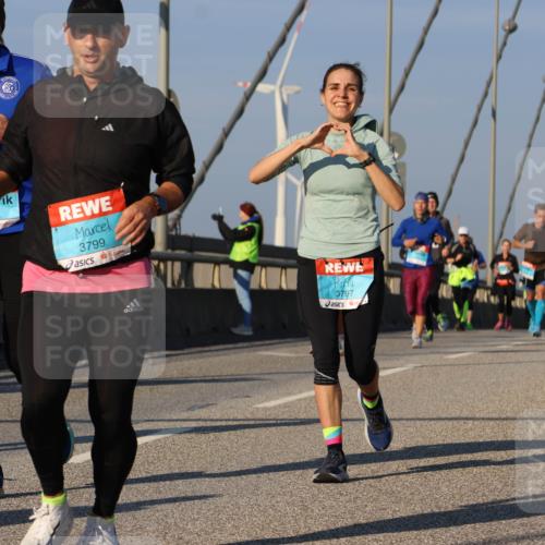 03.10.2025 - Köhlbrandbrückenlauf Strokosch-Dieckow http://msf.ph/oto/9111331 03.10.2025 09:43:56 Position 2 3799, 3797 meine-sportfotos.de
