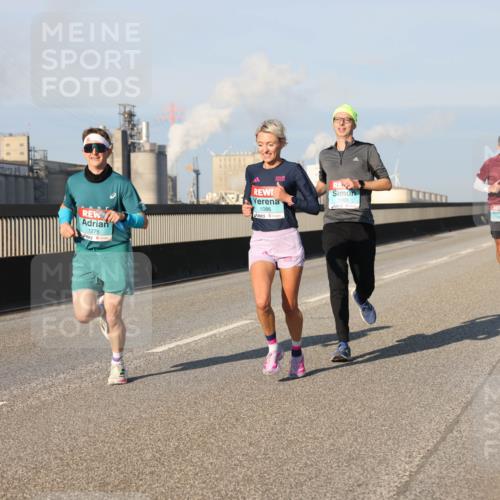 03.10.2025 - Köhlbrandbrückenlauf Lena Gebhardt http://msf.ph/oto/9111473 03.10.2025 09:41:53 Position 2 1275, 1086, 1103 meine-sportfotos.de