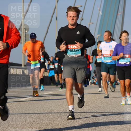03.10.2025 - Köhlbrandbrückenlauf Strokosch-Dieckow http://msf.ph/oto/9111924 03.10.2025 09:44:59 Position 2 1962, 1000, 1402, 3071, 2677 meine-sportfotos.de