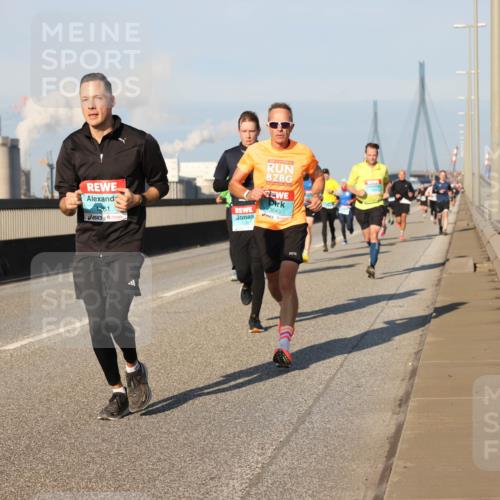03.10.2025 - Köhlbrandbrückenlauf Lena Gebhardt http://msf.ph/oto/9112445 03.10.2025 09:42:26 Position 2 1261, 3136, 3043 meine-sportfotos.de