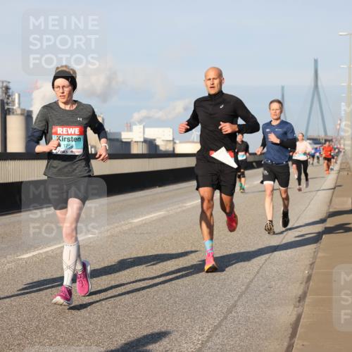 03.10.2025 - Köhlbrandbrückenlauf Lena Gebhardt http://msf.ph/oto/9112820 03.10.2025 09:42:34 Position 2 2955, 1258 meine-sportfotos.de