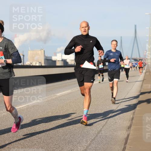 03.10.2025 - Köhlbrandbrückenlauf Lena Gebhardt http://msf.ph/oto/9112852 03.10.2025 09:42:34 Position 2  meine-sportfotos.de