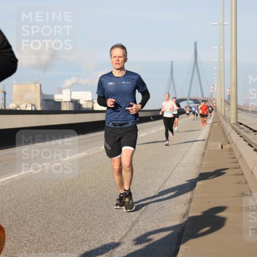 03.10.2025 - Köhlbrandbrückenlauf Lena Gebhardt http://msf.ph/oto/9112913 03.10.2025 09:42:35 Position 2 4000 meine-sportfotos.de