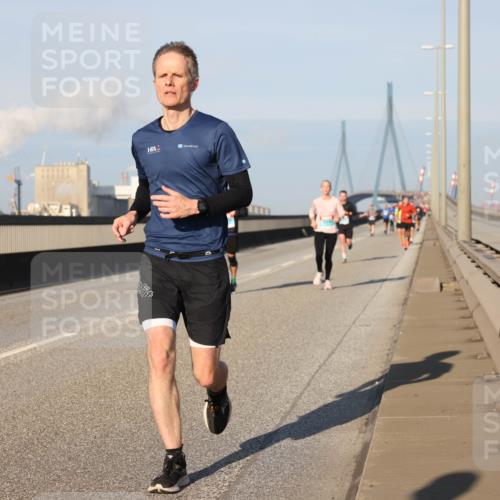 03.10.2025 - Köhlbrandbrückenlauf Lena Gebhardt http://msf.ph/oto/9112932 03.10.2025 09:42:36 Position 2  meine-sportfotos.de