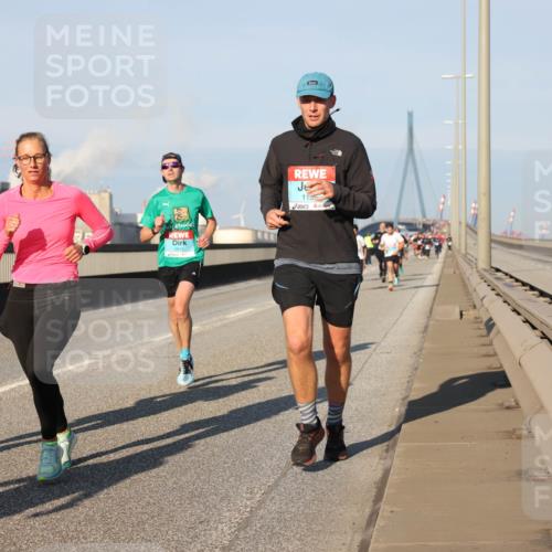 03.10.2025 - Köhlbrandbrückenlauf Lena Gebhardt http://msf.ph/oto/9114053 03.10.2025 09:42:59 Position 2 2801, 2815, 1135 meine-sportfotos.de