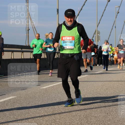03.10.2025 - Köhlbrandbrückenlauf Strokosch-Dieckow http://msf.ph/oto/9114113 03.10.2025 09:48:51 Position 2 1674, 1296 meine-sportfotos.de