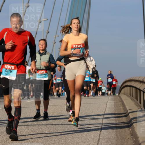 03.10.2025 - Köhlbrandbrückenlauf Strokosch-Dieckow http://msf.ph/oto/9114407 03.10.2025 09:49:13 Position 2 3057, 3028, 2687 meine-sportfotos.de