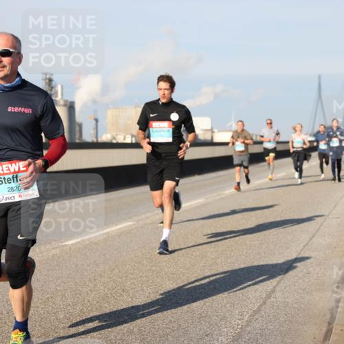 03.10.2025 - Köhlbrandbrückenlauf Lena Gebhardt http://msf.ph/oto/9114709 03.10.2025 09:43:19 Position 2 3, 2820 meine-sportfotos.de