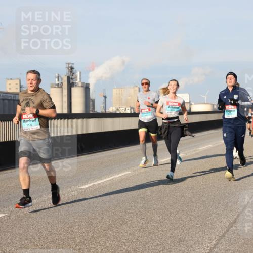 03.10.2025 - Köhlbrandbrückenlauf Lena Gebhardt http://msf.ph/oto/9114953 03.10.2025 09:43:23 Position 2 4, 100, 1142, 3243 meine-sportfotos.de