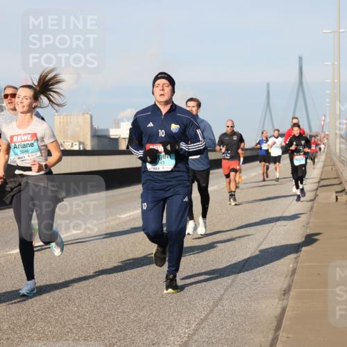 03.10.2025 - Köhlbrandbrückenlauf Lena Gebhardt http://msf.ph/oto/9115007 03.10.2025 09:43:24 Position 2 3246, 10, 8243, 10 meine-sportfotos.de