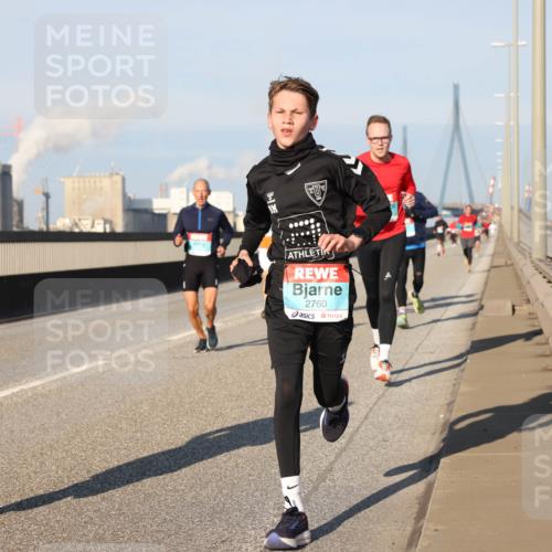 03.10.2025 - Köhlbrandbrückenlauf Lena Gebhardt http://msf.ph/oto/9115189 03.10.2025 09:43:28 Position 2 4, 2760 meine-sportfotos.de