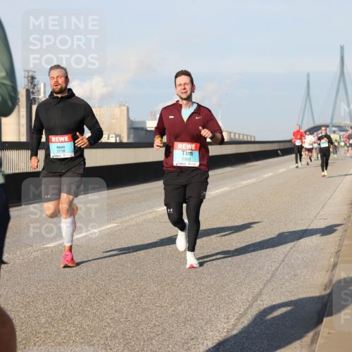 03.10.2025 - Köhlbrandbrückenlauf Lena Gebhardt http://msf.ph/oto/9115752 03.10.2025 09:43:44 Position 2 3, 3718, 2302 meine-sportfotos.de