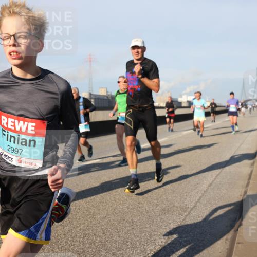03.10.2025 - Köhlbrandbrückenlauf Lena Gebhardt http://msf.ph/oto/9116929 03.10.2025 09:44:14 Position 2 2997 meine-sportfotos.de