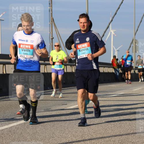 03.10.2025 - Köhlbrandbrückenlauf Strokosch-Dieckow http://msf.ph/oto/9117403 03.10.2025 09:51:01 Position 2 3049, 3047 meine-sportfotos.de