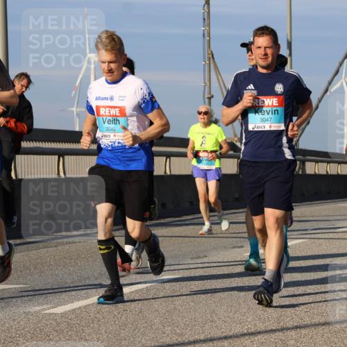 03.10.2025 - Köhlbrandbrückenlauf Strokosch-Dieckow http://msf.ph/oto/9117426 03.10.2025 09:51:01 Position 2 3048, 3049, 3047 meine-sportfotos.de
