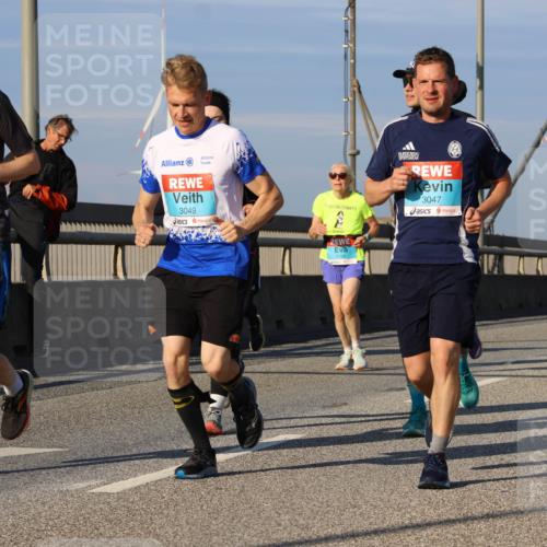 03.10.2025 - Köhlbrandbrückenlauf Strokosch-Dieckow http://msf.ph/oto/9117431 03.10.2025 09:51:01 Position 2 3048, 3049, 3047 meine-sportfotos.de