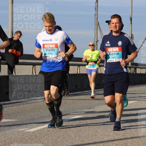 03.10.2025 - Köhlbrandbrückenlauf Strokosch-Dieckow http://msf.ph/oto/9117435 03.10.2025 09:51:01 Position 2 3048, 3049, 3047 meine-sportfotos.de