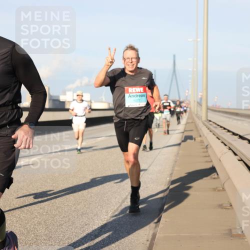 03.10.2025 - Köhlbrandbrückenlauf Lena Gebhardt http://msf.ph/oto/9117489 03.10.2025 09:44:28 Position 2 52034, 2709, 1077 meine-sportfotos.de