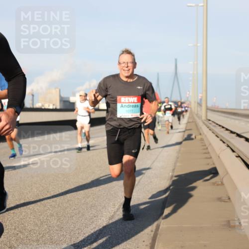 03.10.2025 - Köhlbrandbrückenlauf Lena Gebhardt http://msf.ph/oto/9117496 03.10.2025 09:44:28 Position 2 1077 meine-sportfotos.de