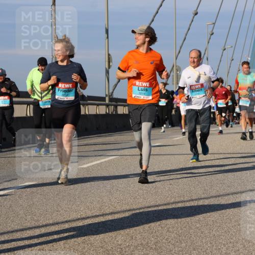 03.10.2025 - Köhlbrandbrückenlauf Strokosch-Dieckow http://msf.ph/oto/9117598 03.10.2025 09:51:18 Position 2 3213, 3214, 2056 meine-sportfotos.de