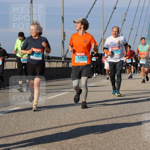 03.10.2025 - Köhlbrandbrückenlauf Strokosch-Dieckow http://msf.ph/oto/9117607 03.10.2025 09:51:18 Position 2 3761, 3213, 3214, 2056 meine-sportfotos.de