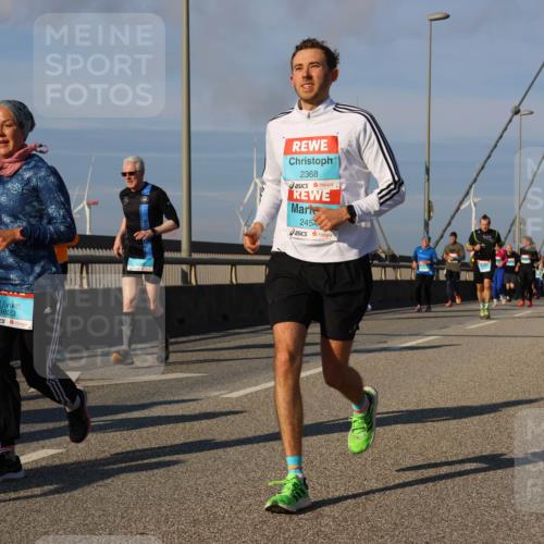 03.10.2025 - Köhlbrandbrückenlauf Strokosch-Dieckow http://msf.ph/oto/9118224 03.10.2025 09:52:19 Position 2 3823, 2368, 2454 meine-sportfotos.de