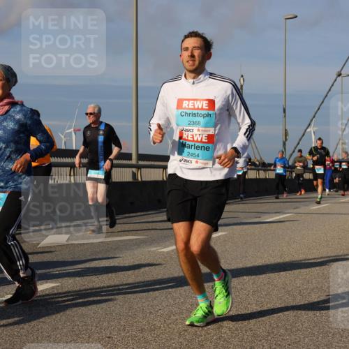 03.10.2025 - Köhlbrandbrückenlauf Strokosch-Dieckow http://msf.ph/oto/9118232 03.10.2025 09:52:19 Position 2 3823, 2368, 2454 meine-sportfotos.de
