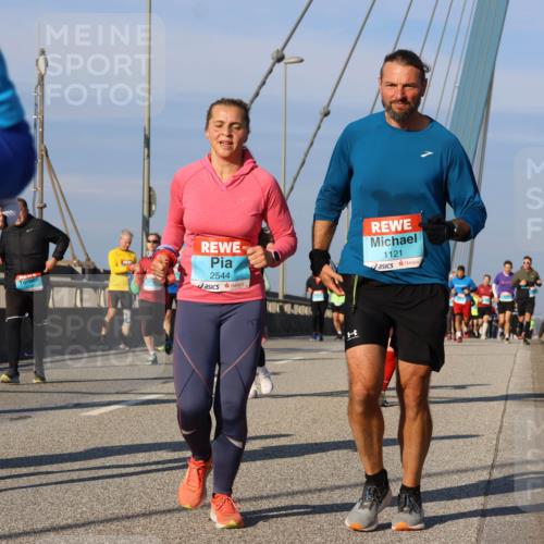 03.10.2025 - Köhlbrandbrückenlauf Strokosch-Dieckow http://msf.ph/oto/9119123 03.10.2025 09:52:49 Position 2 1866, 2544, 1121 meine-sportfotos.de