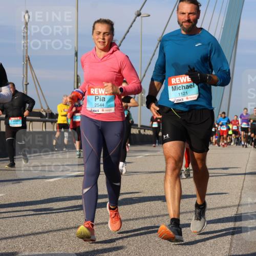 03.10.2025 - Köhlbrandbrückenlauf Strokosch-Dieckow http://msf.ph/oto/9119132 03.10.2025 09:52:49 Position 2 1866, 2544, 1, 1121 meine-sportfotos.de