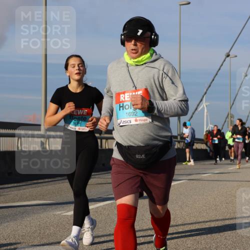03.10.2025 - Köhlbrandbrückenlauf Strokosch-Dieckow http://msf.ph/oto/9119170 03.10.2025 09:52:53 Position 2 3148, 3125, 1692 meine-sportfotos.de
