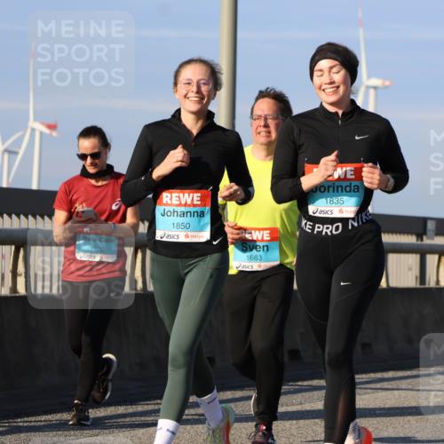 03.10.2025 - Köhlbrandbrückenlauf Strokosch-Dieckow http://msf.ph/oto/9119322 03.10.2025 09:53:10 Position 2 1920, 1850, 1663, 1835 meine-sportfotos.de