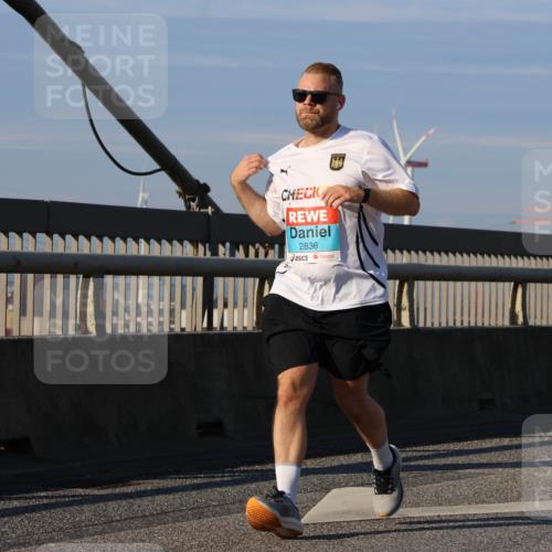 03.10.2025 - Köhlbrandbrückenlauf Strokosch-Dieckow http://msf.ph/oto/9119496 03.10.2025 09:53:26 Position 2 2836, 1545, 55 meine-sportfotos.de