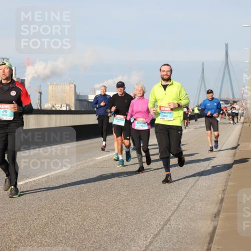 03.10.2025 - Köhlbrandbrückenlauf Lena Gebhardt http://msf.ph/oto/9119582 03.10.2025 09:45:29 Position 2 3403, 3907, 3263, 2889 meine-sportfotos.de