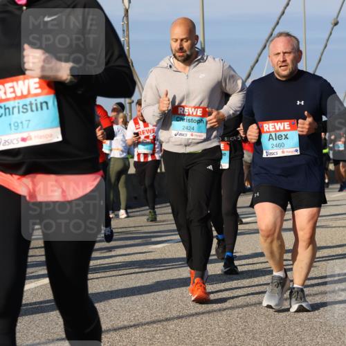 03.10.2025 - Köhlbrandbrückenlauf Strokosch-Dieckow http://msf.ph/oto/9119595 03.10.2025 09:53:42 Position 2 309, 1917, 2424, 5, 2460 meine-sportfotos.de