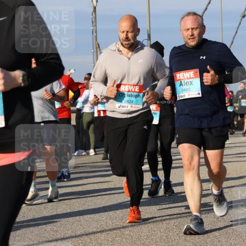 03.10.2025 - Köhlbrandbrückenlauf Strokosch-Dieckow http://msf.ph/oto/9119608 03.10.2025 09:53:42 Position 2 1917, 2424, 2460 meine-sportfotos.de
