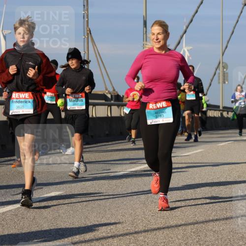 03.10.2025 - Köhlbrandbrückenlauf Strokosch-Dieckow http://msf.ph/oto/9119635 03.10.2025 09:53:45 Position 2 3635, 2897, 3783 meine-sportfotos.de