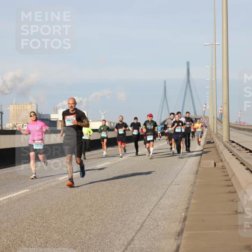 03.10.2025 - Köhlbrandbrückenlauf Lena Gebhardt http://msf.ph/oto/9119702 03.10.2025 09:45:38 Position 2  meine-sportfotos.de